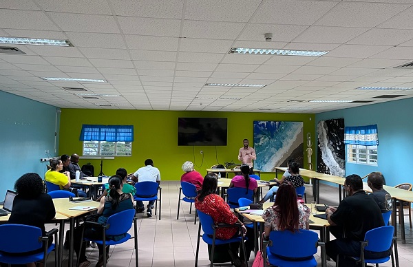Qredits Aruba Den Colaboracion Cu Ministerio Di Asuntonan Economico, Comunicacion Y Desaroyo Sostenibel Ta Anuncia E Inicio Di E Di Dos Programa Di &Quot;Beyourownboss” Fall Course 161 Beyourownboss