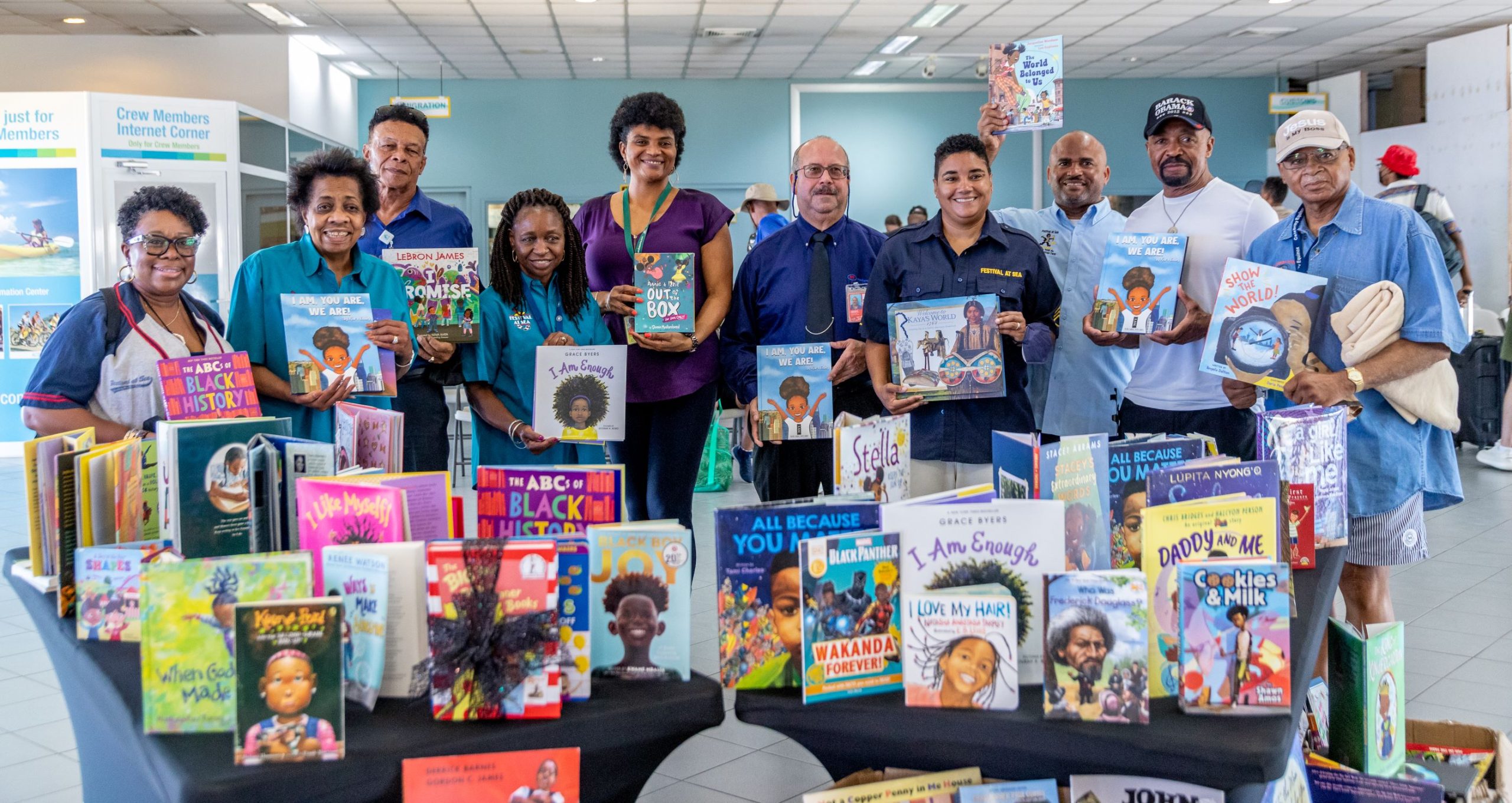 Aruba A Ricibi Un Donacion Di Bukinan Di Lesa Pa Mucha For Di ‘Festival At Sea’ A.t.a., Apa Y Sel Maduro A Haci Entrega Di Alrededor Di 1000 Buki 163 Book Donations At Port In July Scaled