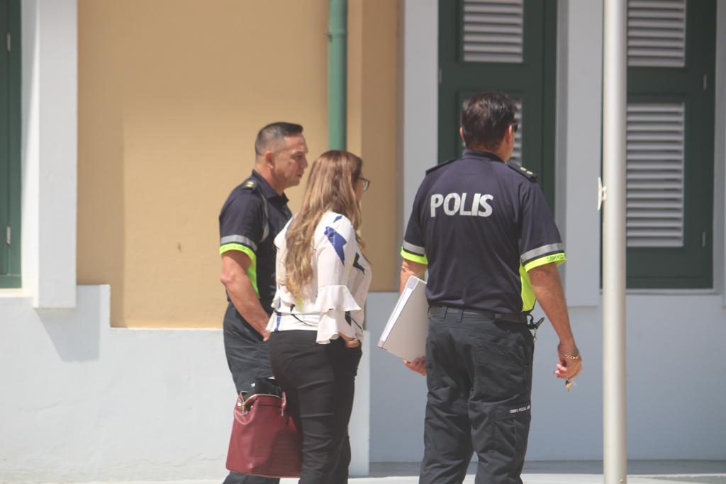 Dos Polis Den Corte Pa Viola Nan Reglanan Di Trabou3