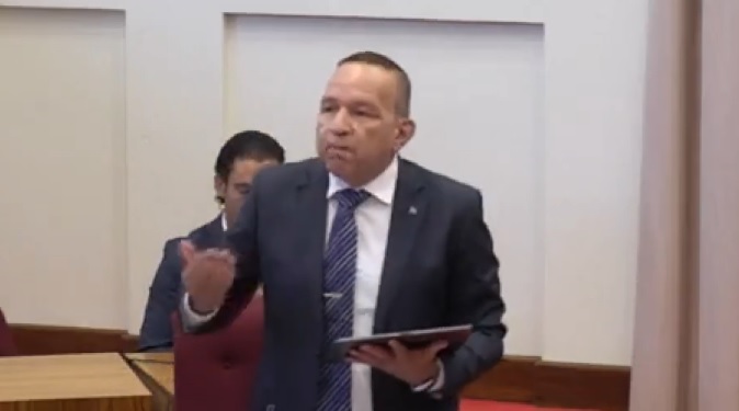 Minister Endy Croes A Bin Parlamento Pa Contesta Pregunta Di Avp Y Nan No Ta Presente