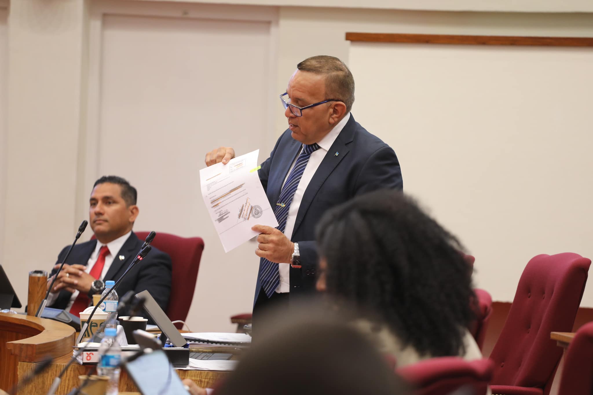 Minister Endy Croes a brinda informacion na parlamento pa cu maneho di ...
