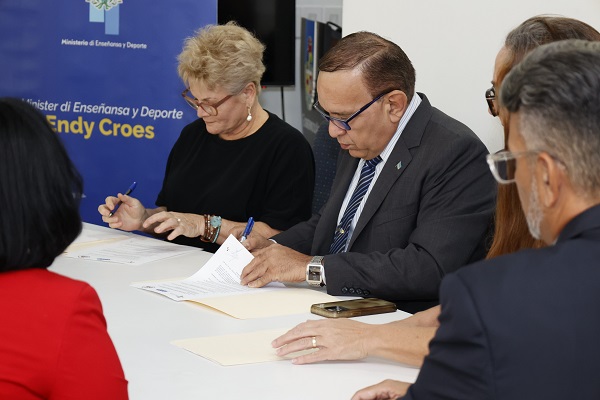 A Firma Contracto Cu Roc Mondriaan Di Hulanda...