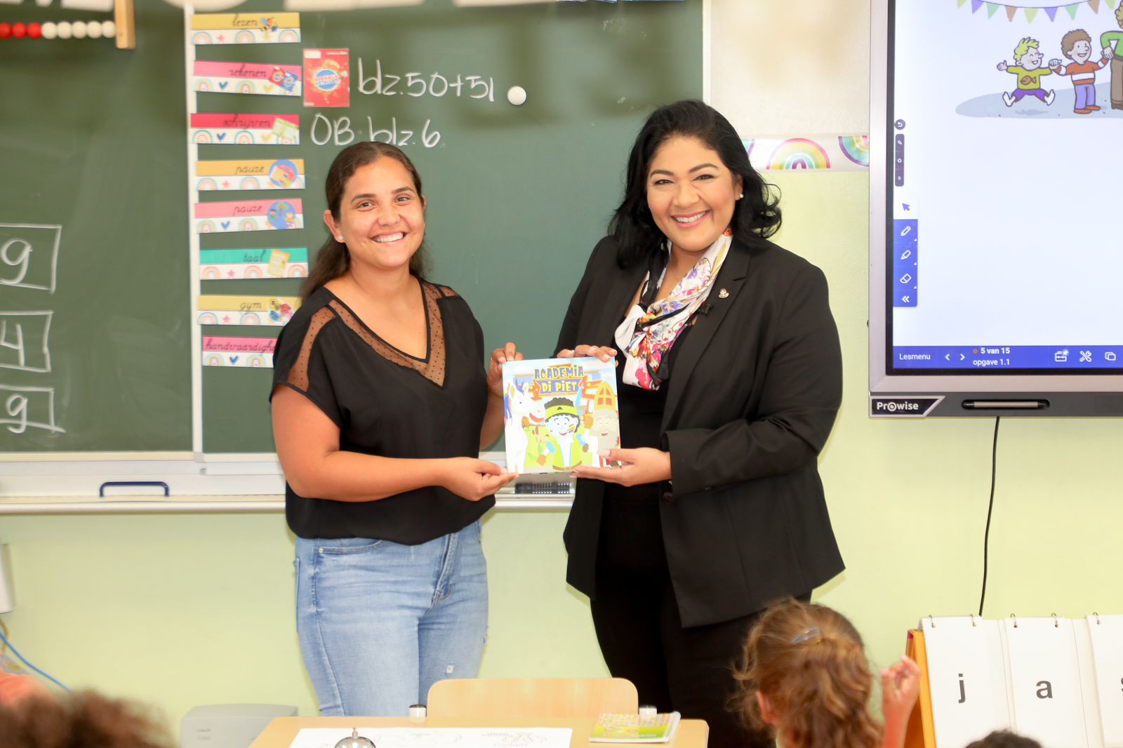 Minister Di Cultura Xiomara Maduro A Entrega Buki 'Academia Di Piet' Na Scol Basico Princes Amalia 167 Entrega Buki Academia Di Piet Na Princes Amalia 01
