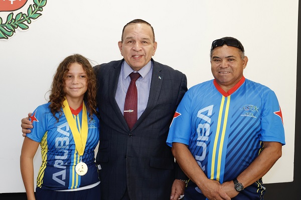 Minister Endy Croes A Duna Reconocemento Na Tri Atletnan...