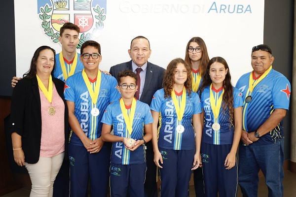 Minister Endy Croes A Duna Reconocemento Na Tri Atletnan...3