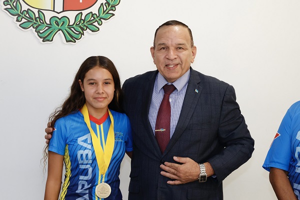 Minister Endy Croes A Duna Reconocemento Na Tri Atletnan...5