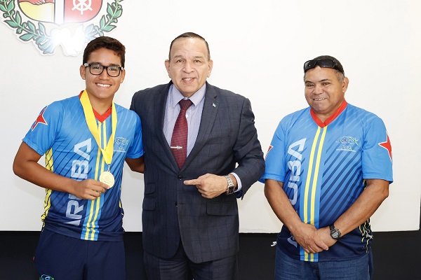 Minister Endy Croes A Duna Reconocemento Na Tri Atletnan.