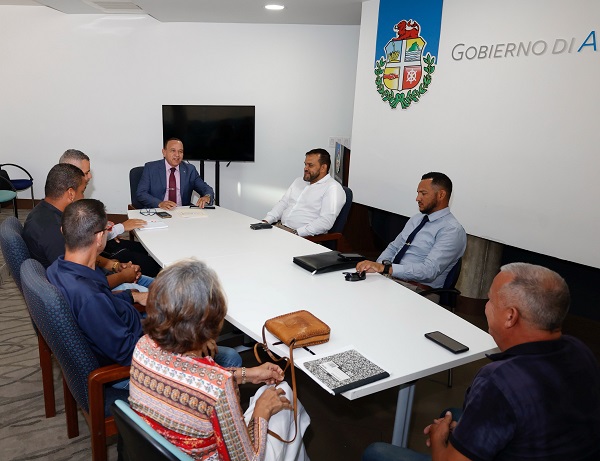 Minister Endy Croes A Firma Mou Cu Arubaanse Bond Van Motorsports Y Aruba Drag Racing Association
