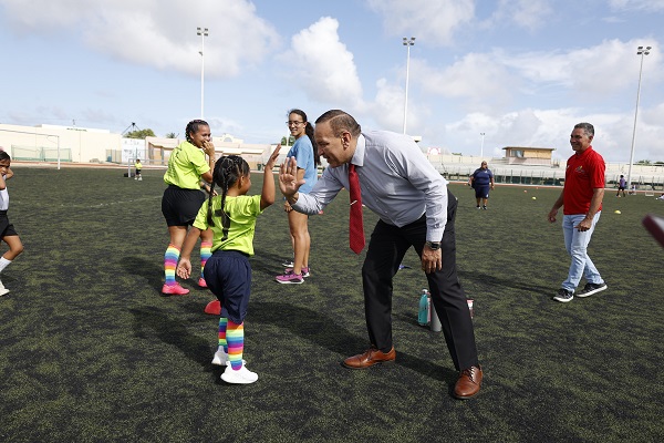 Minister Endy Croes Tabata Presente Pa Apoya E Chikitonan Durante Nan Wega Di Futbol ...6