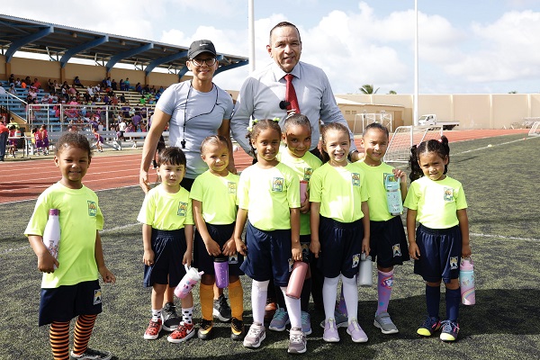 Minister Endy Croes Tabata Presente Pa Apoya E Chikitonan Durante Nan Wega Di Futbol ..