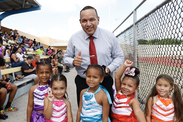 Minister Endy Croes Tabata Presente Pa Apoya E Chikitonan Durante Nan Wega Di Futbol ..3