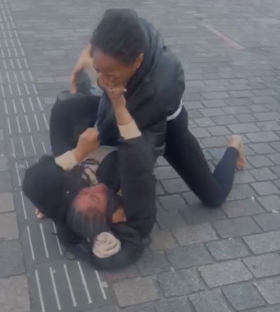 Na Hulanda Dos Hende Muhe Di Corsou Ta Bringa Pa Homber 160 Na Hulanda Dos Hende Muhe Di Corsou Ta Bringa Pa Homber