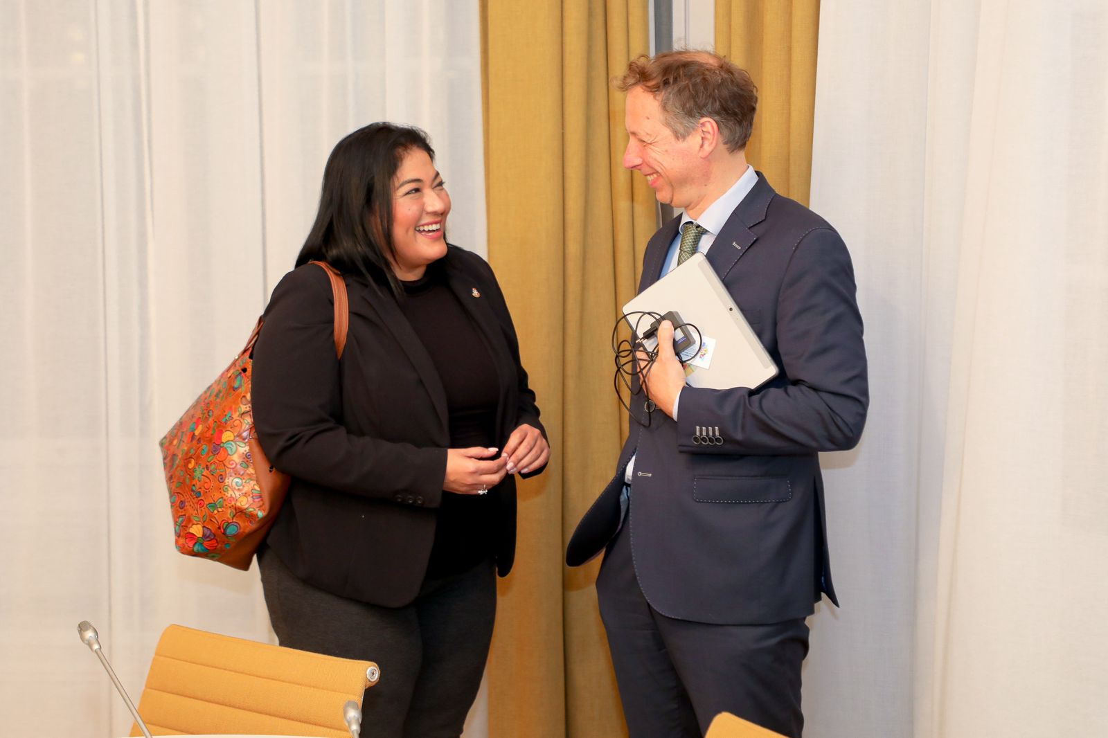 Minister Di Finansa Xiomara Maduro A Reuni Cu E Comision Di Relacion Di Reino Di Eerste Kamer Pa Brinda Nan Informacion Financiero Di Aruba 164 Reunion Cu Comision Di Relacion Di Reino Di Eerste Kamer 03