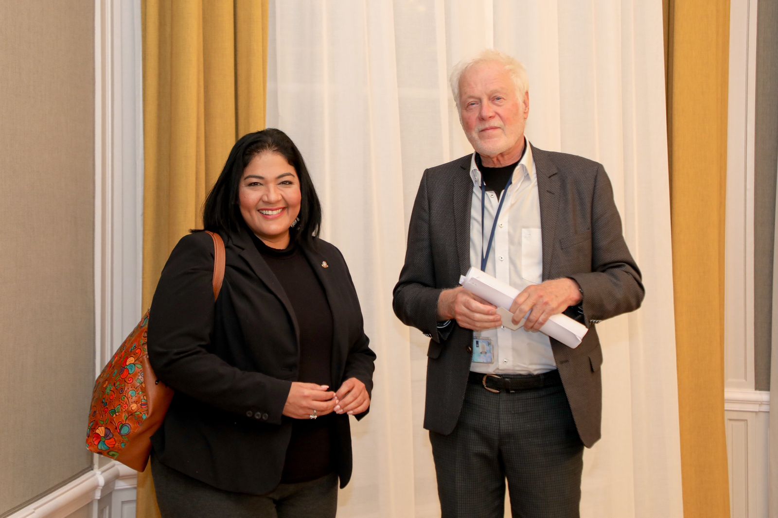 Minister Di Finansa Xiomara Maduro A Reuni Cu E Comision Di Relacion Di Reino Di Eerste Kamer Pa Brinda Nan Informacion Financiero Di Aruba 160 Reunion Cu Comision Di Relacion Di Reino Di Eerste Kamer 04