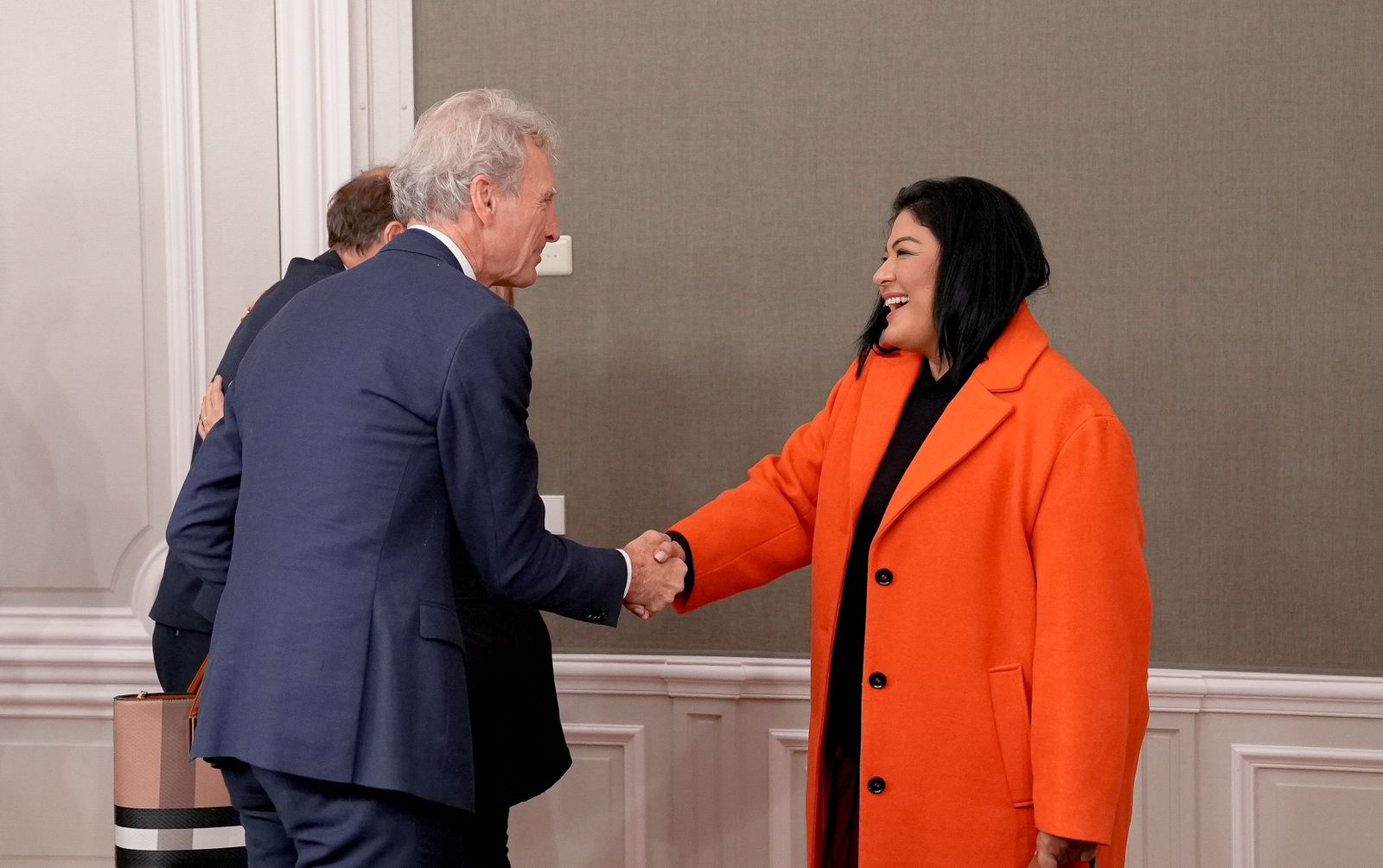 Minister Di Finansa Xiomara Maduro A Reuni Cu E Comision Di Relacion Di Reino Di Eerste Kamer Pa Brinda Nan Informacion Financiero Di Aruba 161 Reunion Cu Comision Di Relacion Di Reino Di Eerste Kamer 05