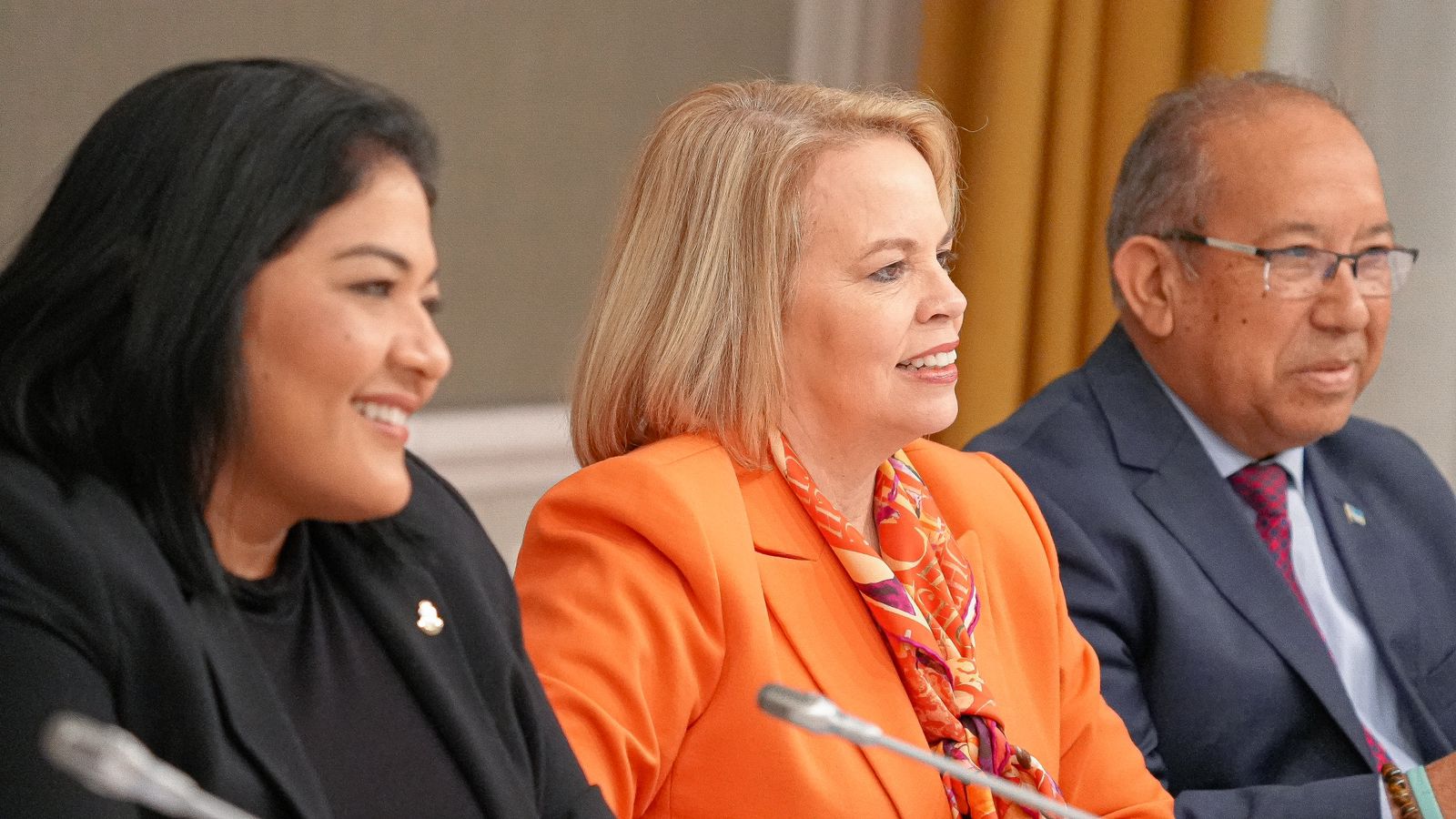 Minister Di Finansa Xiomara Maduro A Reuni Cu E Comision Di Relacion Di Reino Di Eerste Kamer Pa Brinda Nan Informacion Financiero Di Aruba 162 Reunion Cu Comision Di Relacion Di Reino Di Eerste Kamer 06