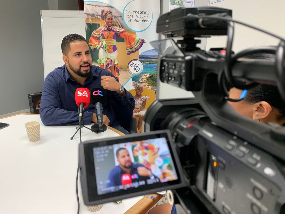 Situacion Di Barco Crucero Y Barco Di Carga Na Waf Di Boneiro Ta Un Situacion Cu Mester Atende