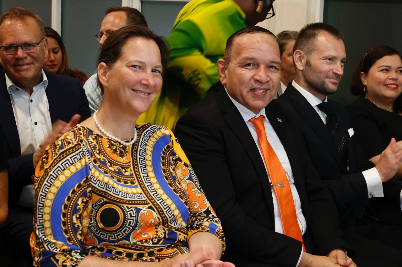 Student Award Di Universidad Di Aruba Cu Premio Pa Diferente Studiante....