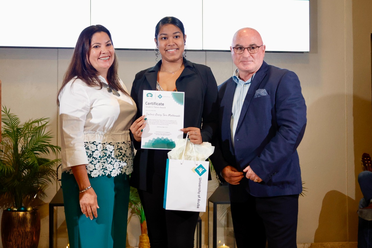 Student Award Di Universidad Di Aruba Cu Premio Pa Diferente Studiante.