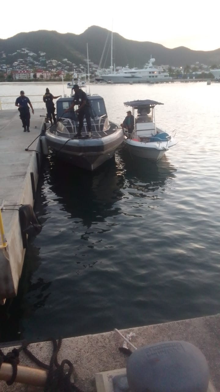 Kustwacht Ta Asisti Un Boto Entre Statia Y St Barths 160 Kustwacht 2