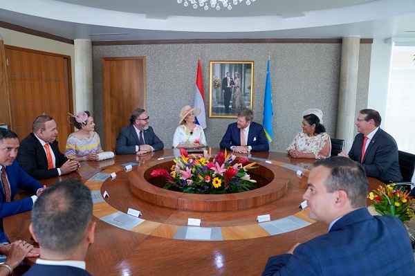 Famia Real A Mustra Hopi Interes Y A Haci Hopi Pregunta Tocante E Maneho Y Vision Di Aruba..3