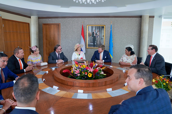 Famia Real A Mustra Hopi Interes Y A Haci Hopi Pregunta Tocante E Maneho Y Vision Di Aruba..6