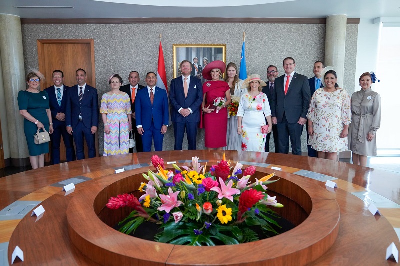 Famia Real A Mustra Hopi Interes Y A Haci Hopi Pregunta Tocante E Maneho Y Vision Di Aruba