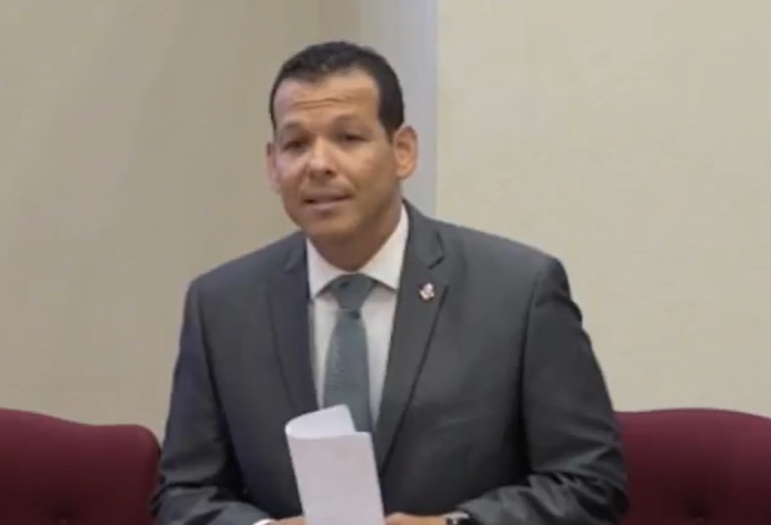 Minister Rocco Tjon Ta Kere Den E Bon Trabao Di Tur Esunnan Den Sociaal Crisisplan