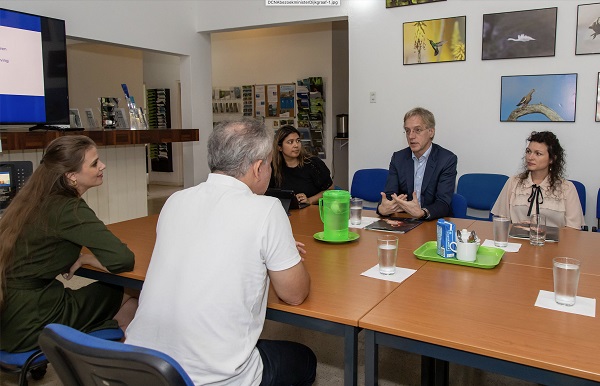Minister Di Educacion Cultura Y Ciencia Sr. Robbert Dijkgraaf A Bishita Dcna Pa Intercambia Idea Tocante Ciencia Den Caribe Hulandes