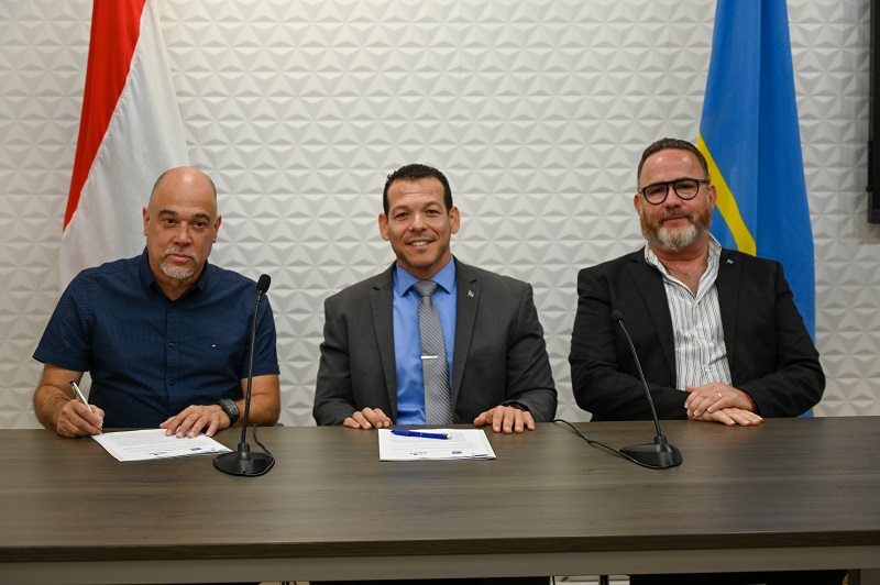 Minister Rocco Tjon: A Firma Acuerdo Cu Elmar N.v. Pa Instalacion Di Camaranan Di Siguridad Riba Ambos Ruta Di Carnaval 161 A Firma Acuerdo Cu Elmar N.v. Pa Instalacion Di Camaranan Di Siguridad Riba Ambos Ruta Di Carnaval