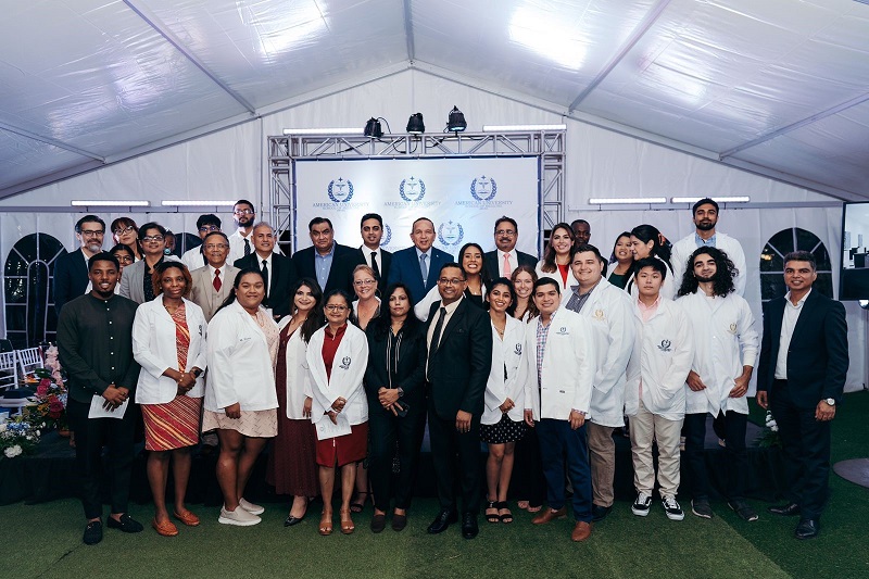 Minister Endy Croes A Hiba Palabra Na White Coat Ceremony Di American University School Of Medicine Aruba