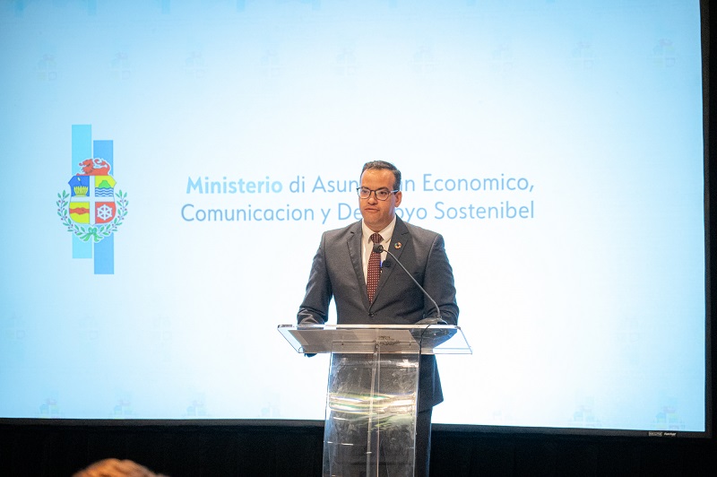 Minister Geoffrey Wever 3