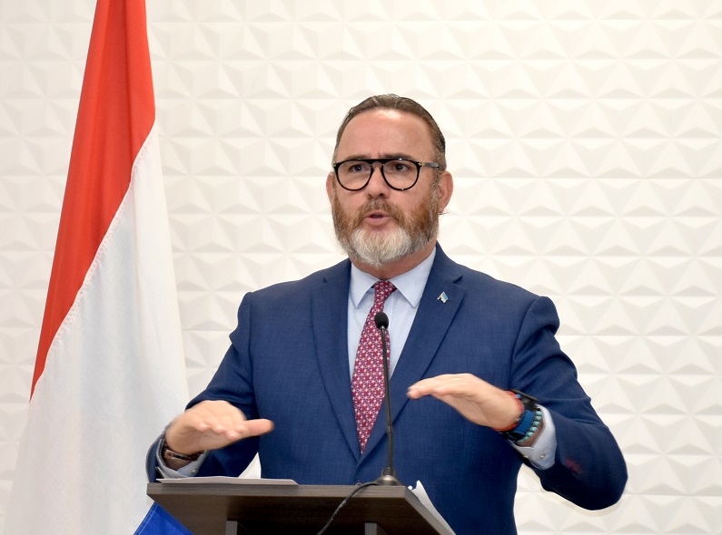 Minister Glenbert Croes 2