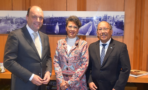 Minister Thijsen A Bishita Burgemeester Di Zwolle