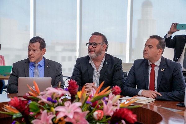 Prome Minister Evelyn Wever-Croes: Representantenan Di 9 Agencia Di Nacionnan Uni Ta Na Aruba E Siman Aki 163 Representantenan Di 9 Agencia Di Nacionnan Uni Ta Na Aruba E Siman Aki ..3
