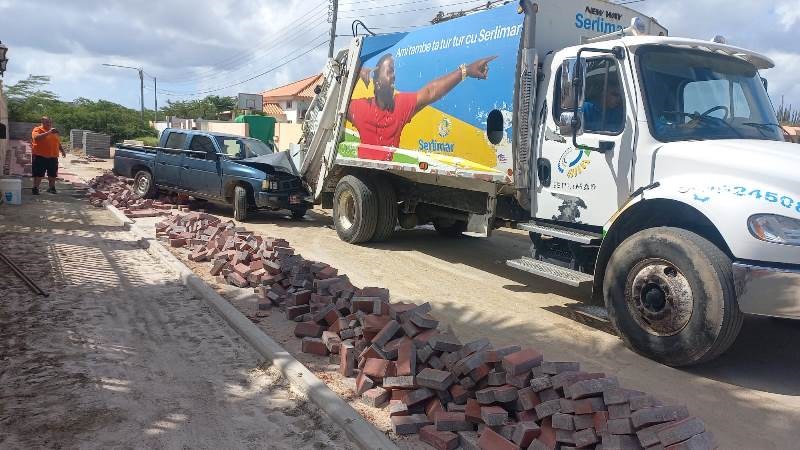 Truck Di Serlimar A Dal Pickup Di Compania Cu Ta Haci Pool Limpi..
