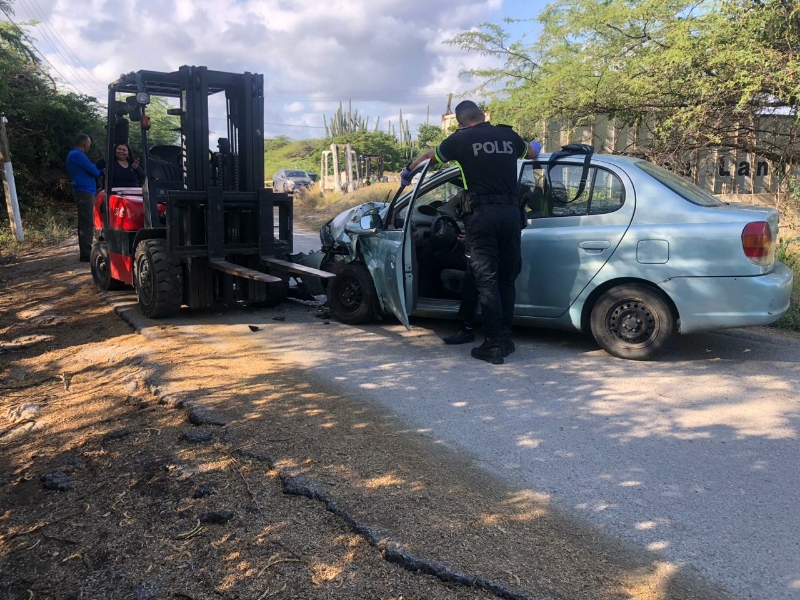 Accidente Entre Forklifter Y Un Toyota Yaris 163 Accidente Entre Forklifter Y Un Toyota Yaris...