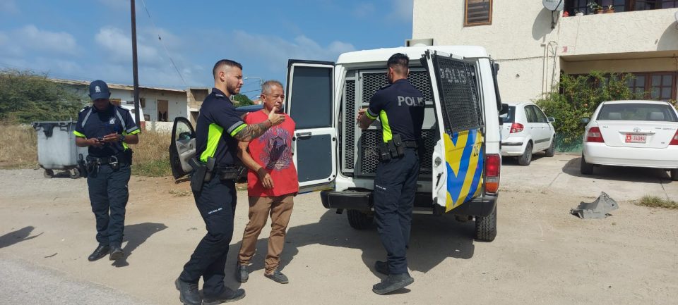 Boksmento Cu Detencion Riba Caminda Di Montana.