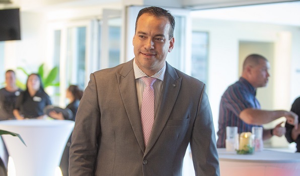 Minister Geoffrey Wever 8