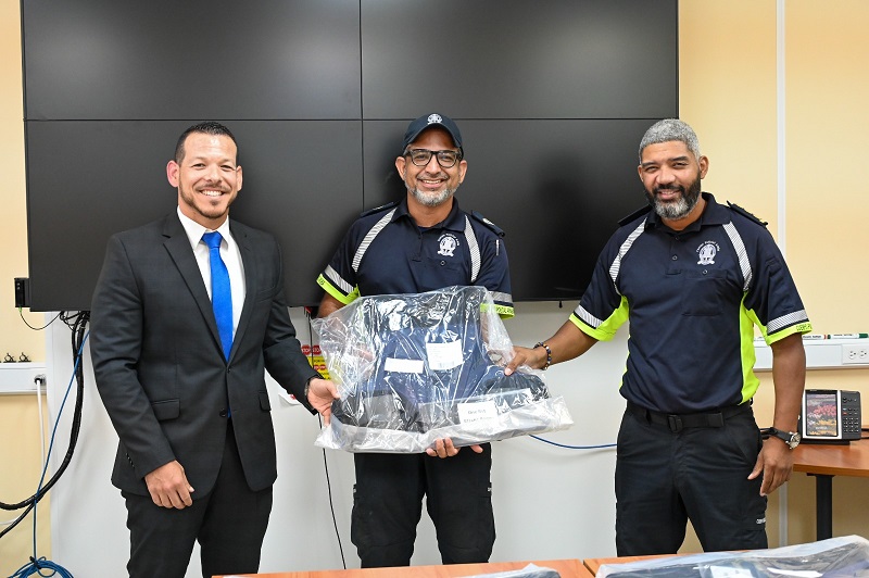 Minister Rocco Tjon: A Haci Entrega Di E Prome Carga Di Bulletproof Vest Na Cuerpo Policial Di Aruba 163 Minister Rocco Tjon 2