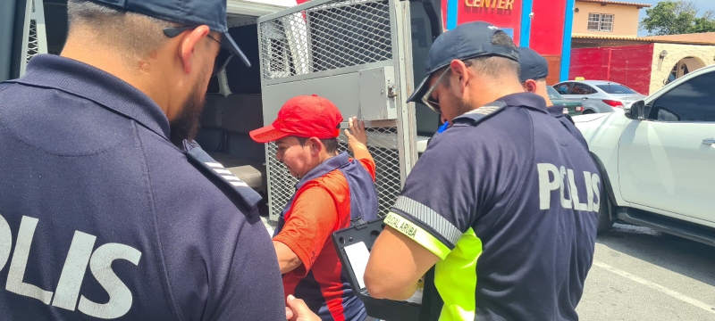 Muhe Burachi Tras Di Stuur Deteni Despues Di Boksmento.