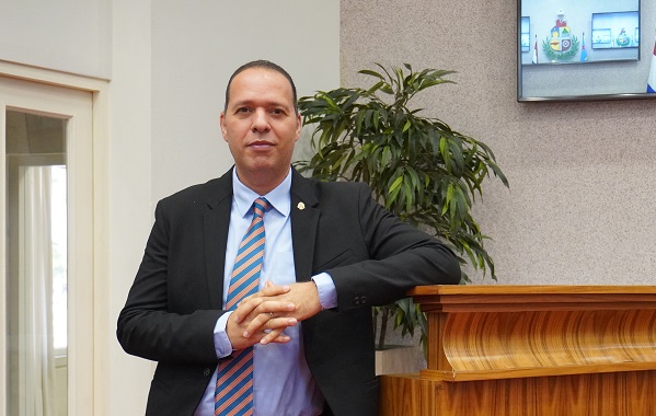 Parlamentario Marco Berlis 5