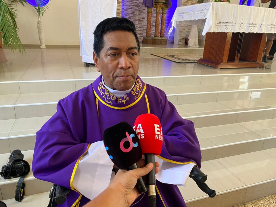 Pastor Ivan Dario Gomez Di Rincon Lo Viaha Pa Colombia Pa Su Salud