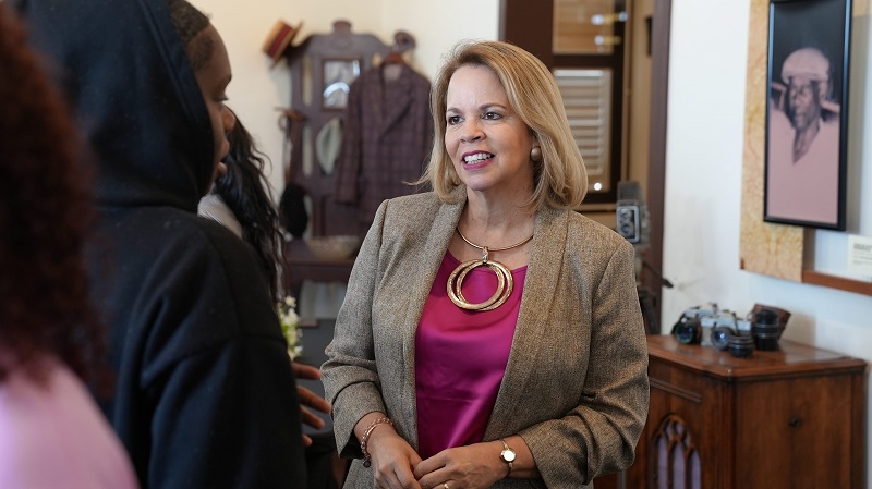 Prome Minister Evelyn Wever Croes...3