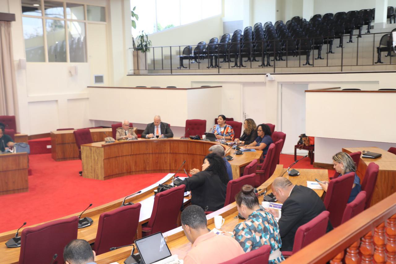 Minister Maduro A Brinda Informacion Riba Bbo Na Frontera Na Comision Financiero Di Parlamento