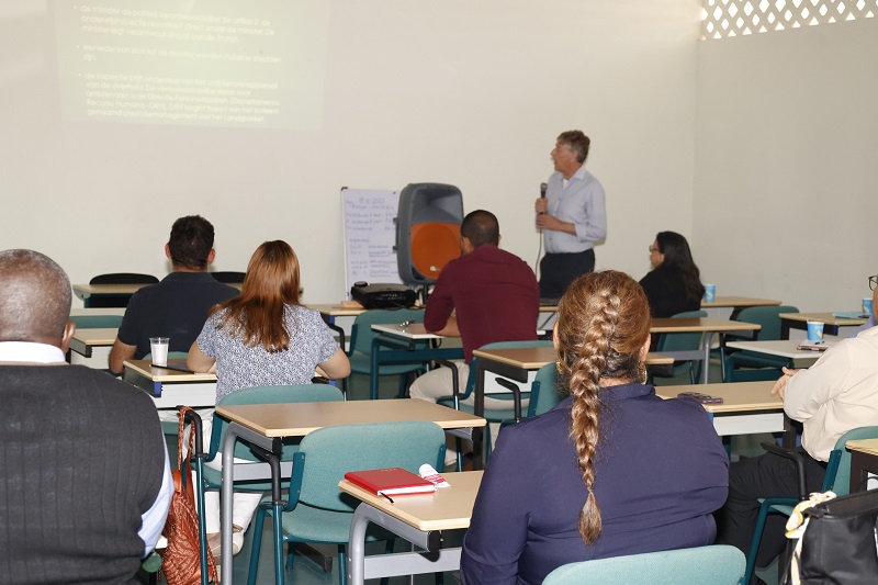 Profesor Luutsen De Vries Ta Presenta E Proyecto Di Modernisacion Di Leynan Di Ensenansa 1
