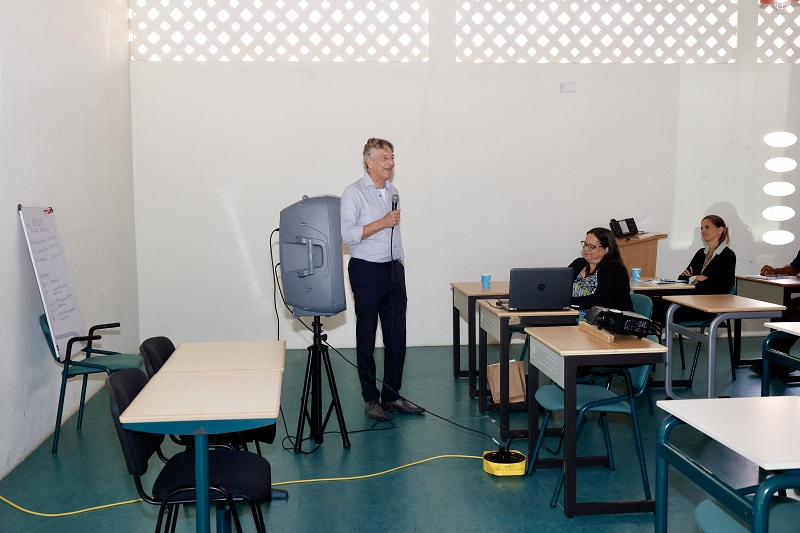 Minister Endy Croes: Profesor Luutsen De Vries Ta Presenta E Proyecto Di Modernisacion Di Leynan Di Enseñansa 160 Profesor Luutsen De Vries Ta Presenta E Proyecto Di Modernisacion Di Leynan Di Ensenansa