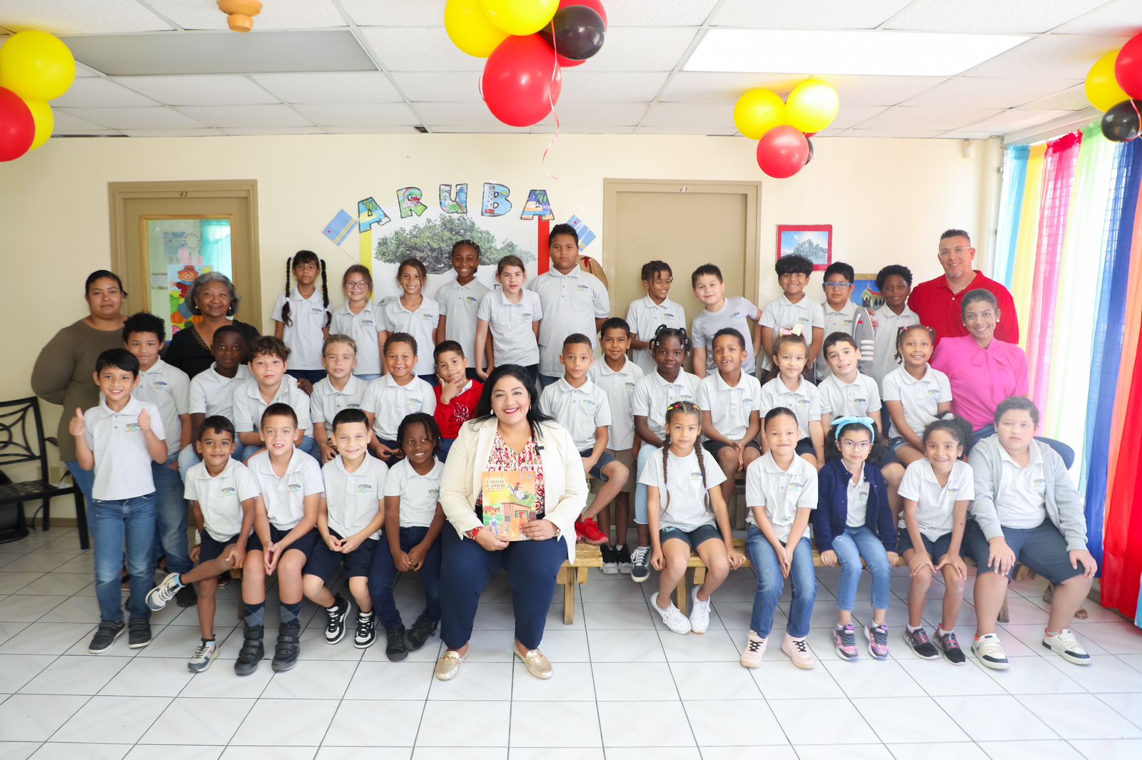 Minister Di Cultura Xiomara Maduro A Bishita Arco Iris Kleuterschool Y Colegio Frere Bonifacius Pa Promove Nos Fiesta Di San Juan – Dera Gay 169 Bishita Na Scolnan Frere Bonifacius Y Arco Iris 01 1