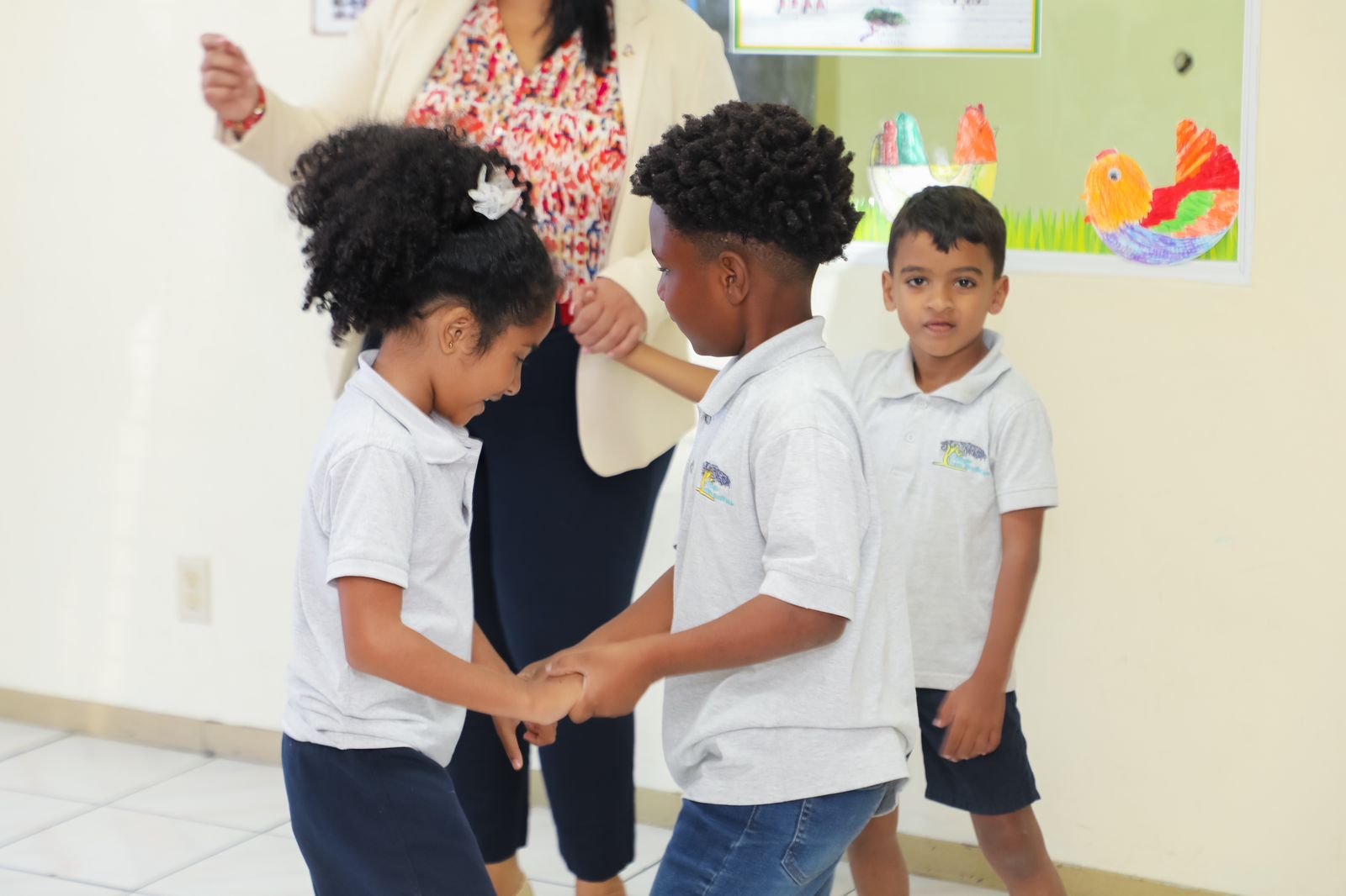 Minister Di Cultura Xiomara Maduro A Bishita Arco Iris Kleuterschool Y Colegio Frere Bonifacius Pa Promove Nos Fiesta Di San Juan – Dera Gay 167 Bishita Na Scolnan Frere Bonifacius Y Arco Iris 03