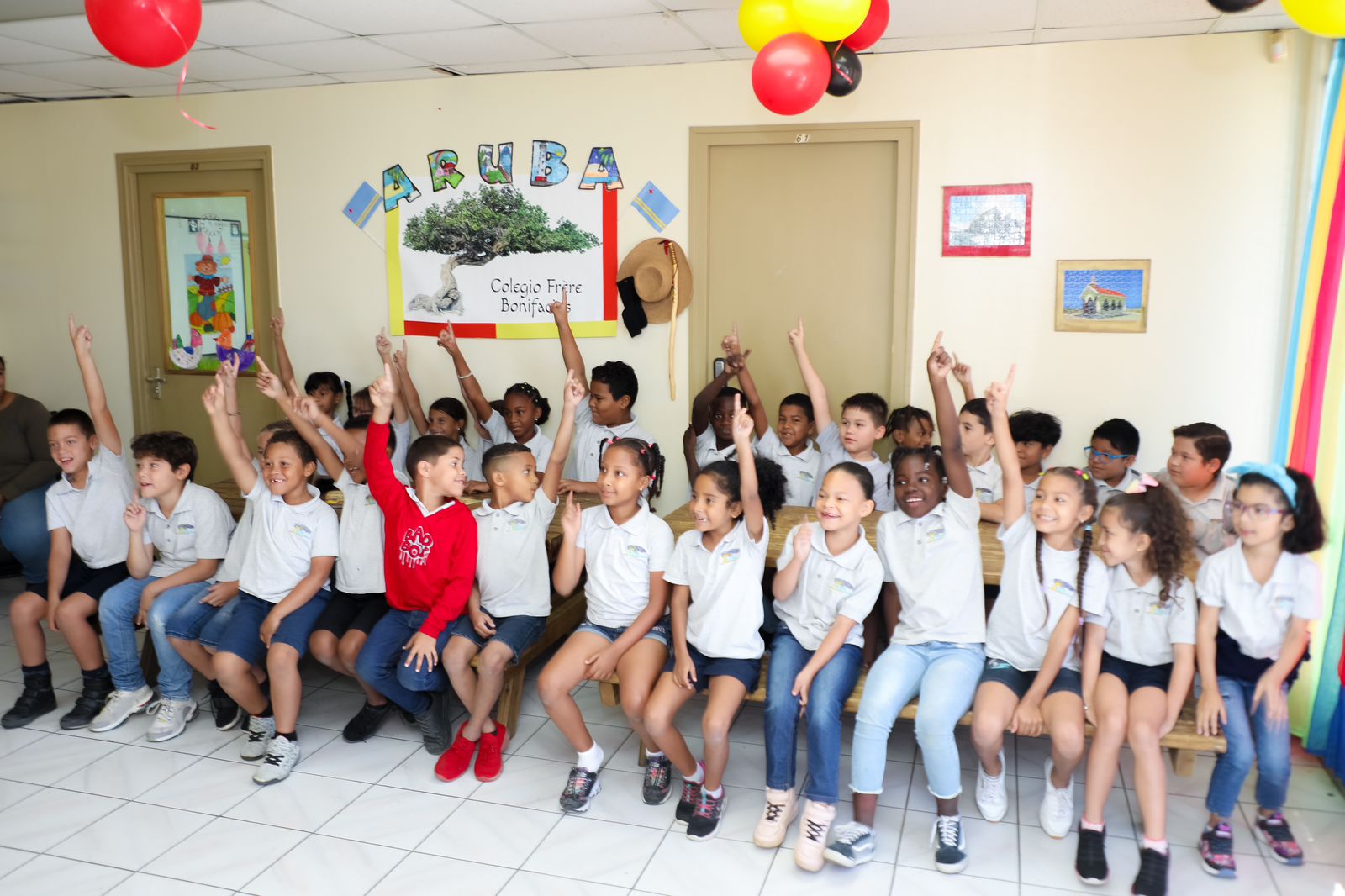 Minister Di Cultura Xiomara Maduro A Bishita Arco Iris Kleuterschool Y Colegio Frere Bonifacius Pa Promove Nos Fiesta Di San Juan – Dera Gay 163 Bishita Na Scolnan Frere Bonifacius Y Arco Iris 07
